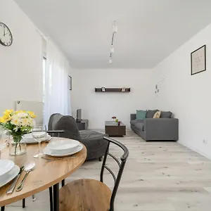 Bialowieska Z Aneksem Kuchennym I Balkonem By Renters Apartament
